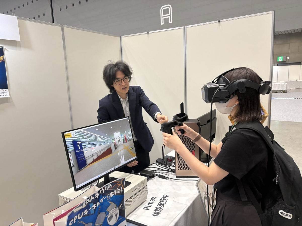 ぐんまTechEXPO2026のブースでVRヘッドセットを体験する来場者
