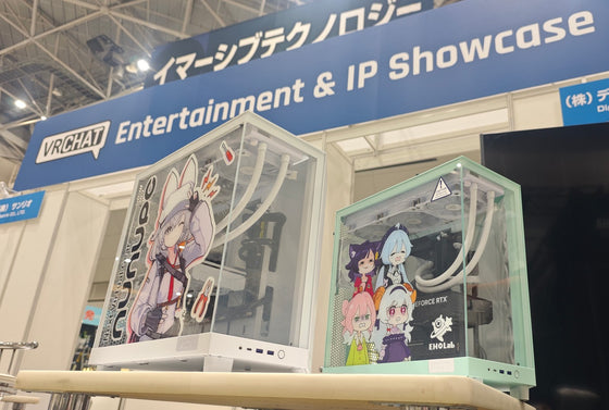 展示会のブースに並べた、ガラス面にイラストを印刷したデザインPC2台